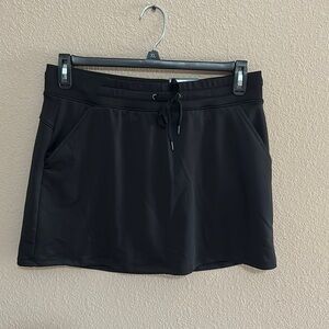 Womens skorts from Kohls in a medium. Has 4 pockets with an elastic waistband.